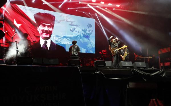 AYDINFEST GENÇLİK FESTİVALİ’NİN İLK GÜNÜNDE 70 BİN AYDINLI DOYASIYA EĞLENDİ