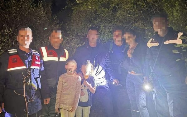 Ormanlık Alanda Kaybolan Yabancı Uyruklu Aile Jandarma Tarafından Sağ Büyüklüğünde Bulundu