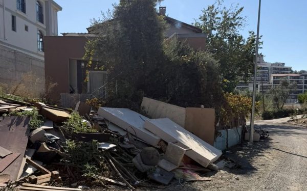 Ege Mahallesi’nde Çöp ve Moloz Yığınları Tepki Çekiyor: “Penceremizi Açamaz Hale Geldik”