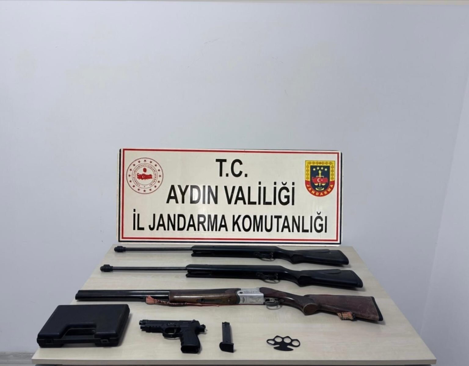 Söke’de Sosyal Medyada Silah Paylaşan Şahıstan Cephanelik Çıktı