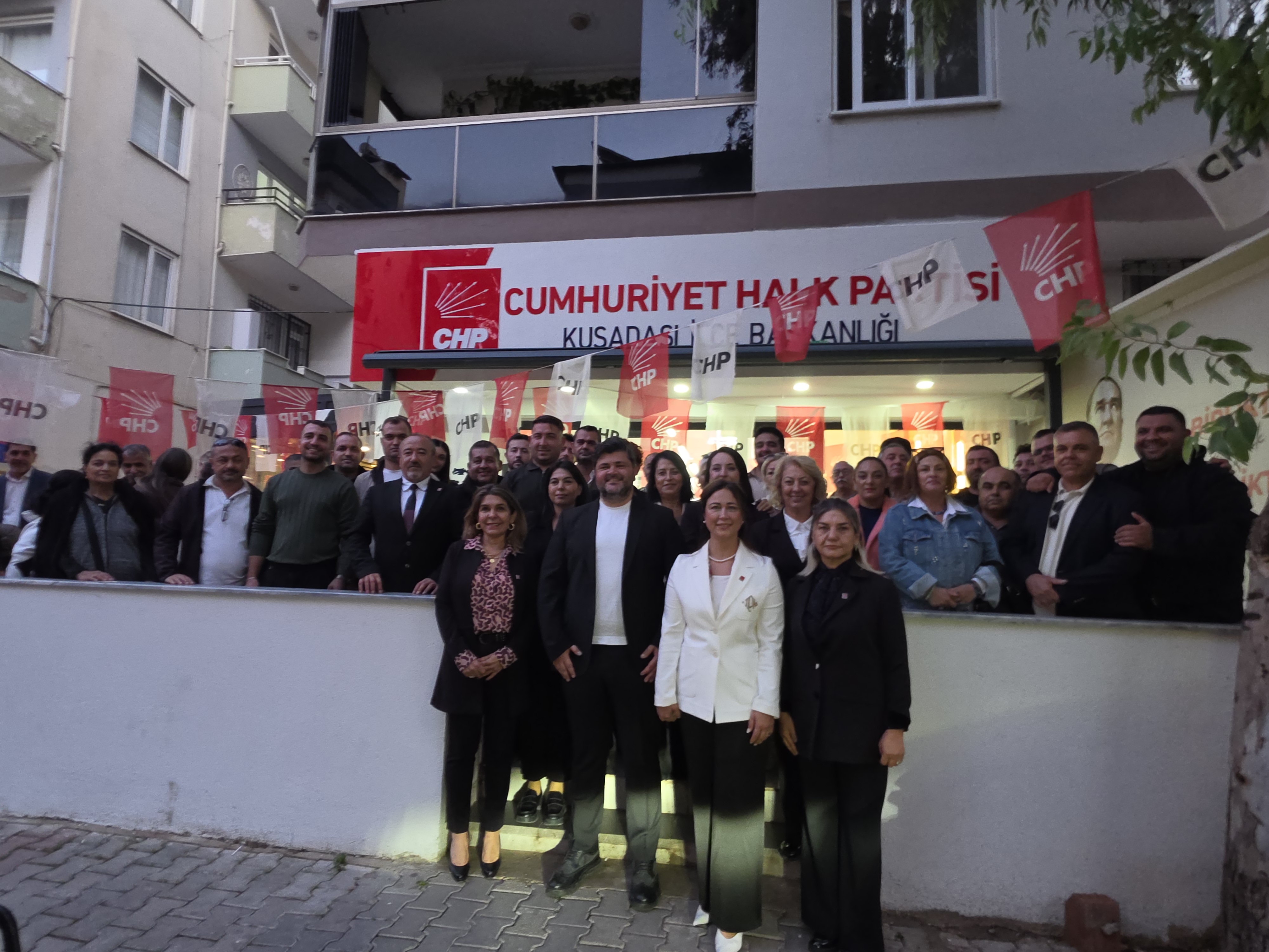 Chp Kuşadası’nda Efe Berberoğlu Dönemi: “Bizim Önceliğimiz Makamlar Değil, Mücadeledir”