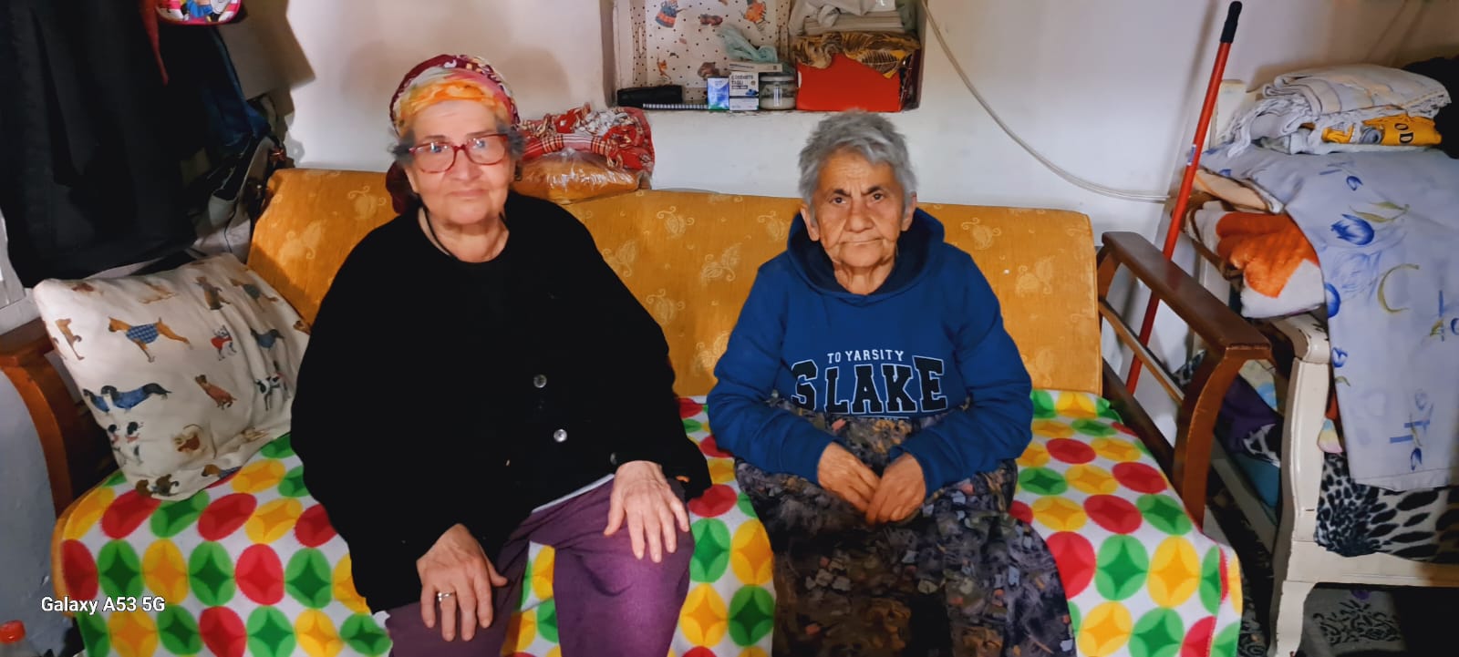 Kuşadası’nın Arka Sokaklarında İki Komşunun Hayatta Kalma Mücadelesi