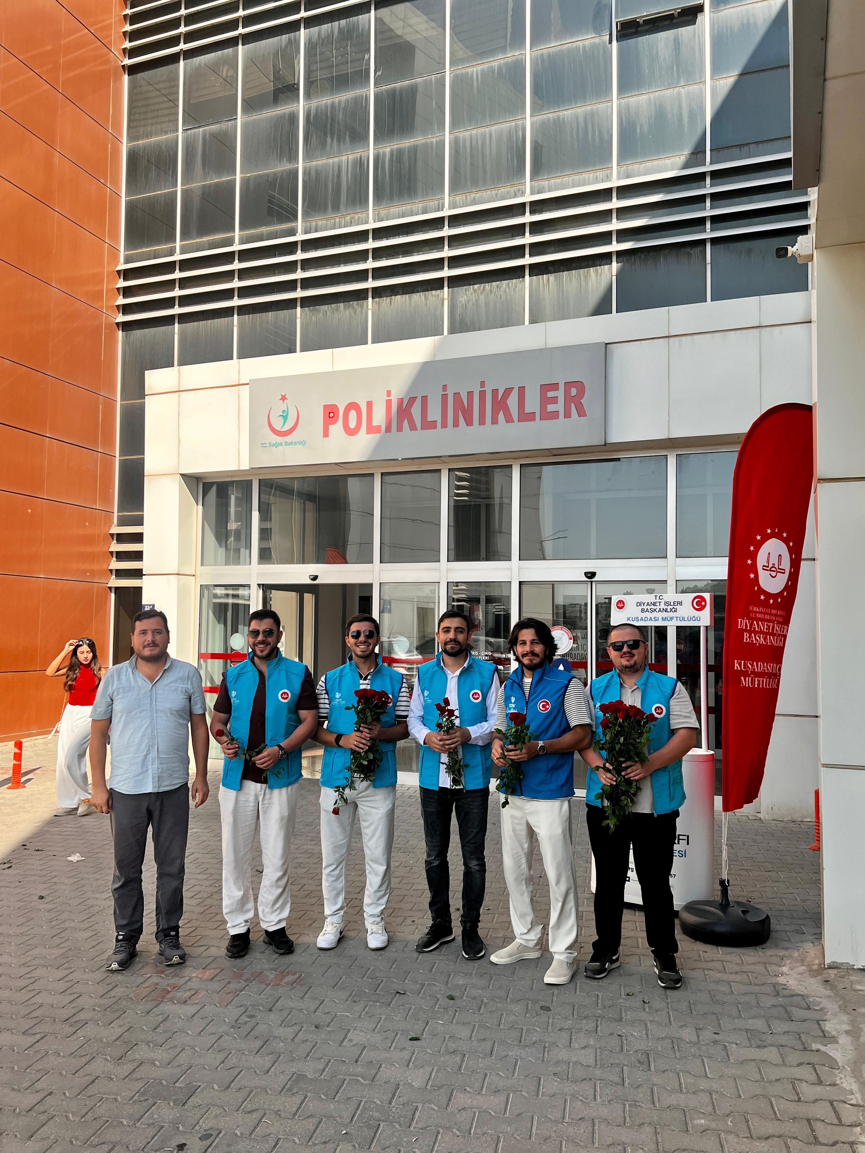Kuşadası Devlet Hastanesi’nde Mevlid-i Nebi Haftası’na Özel Gül Dağıtımı