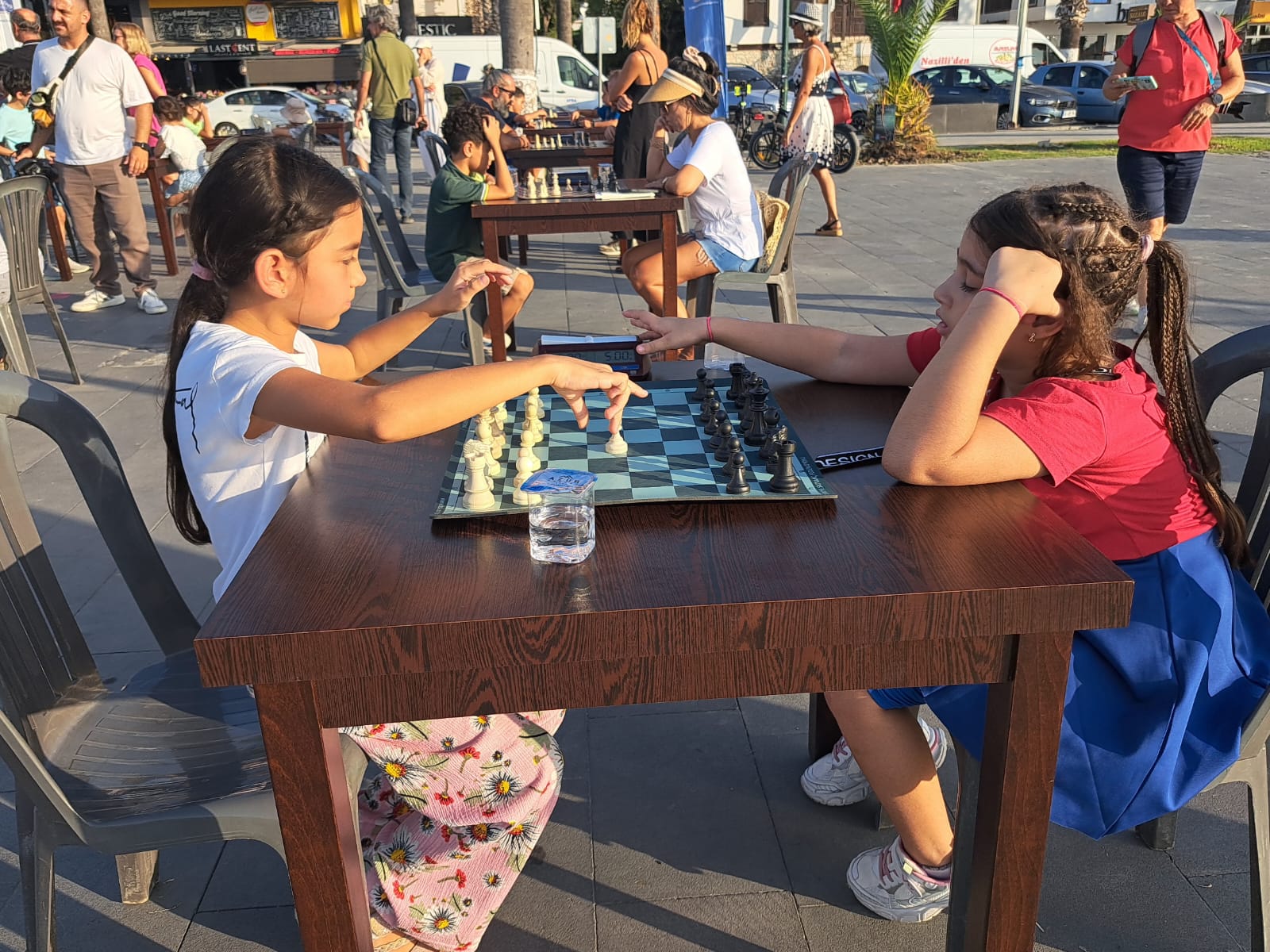Kuşadası’nda “Sokakta Satranç Var” Etkinliğine Yoğun İlgi