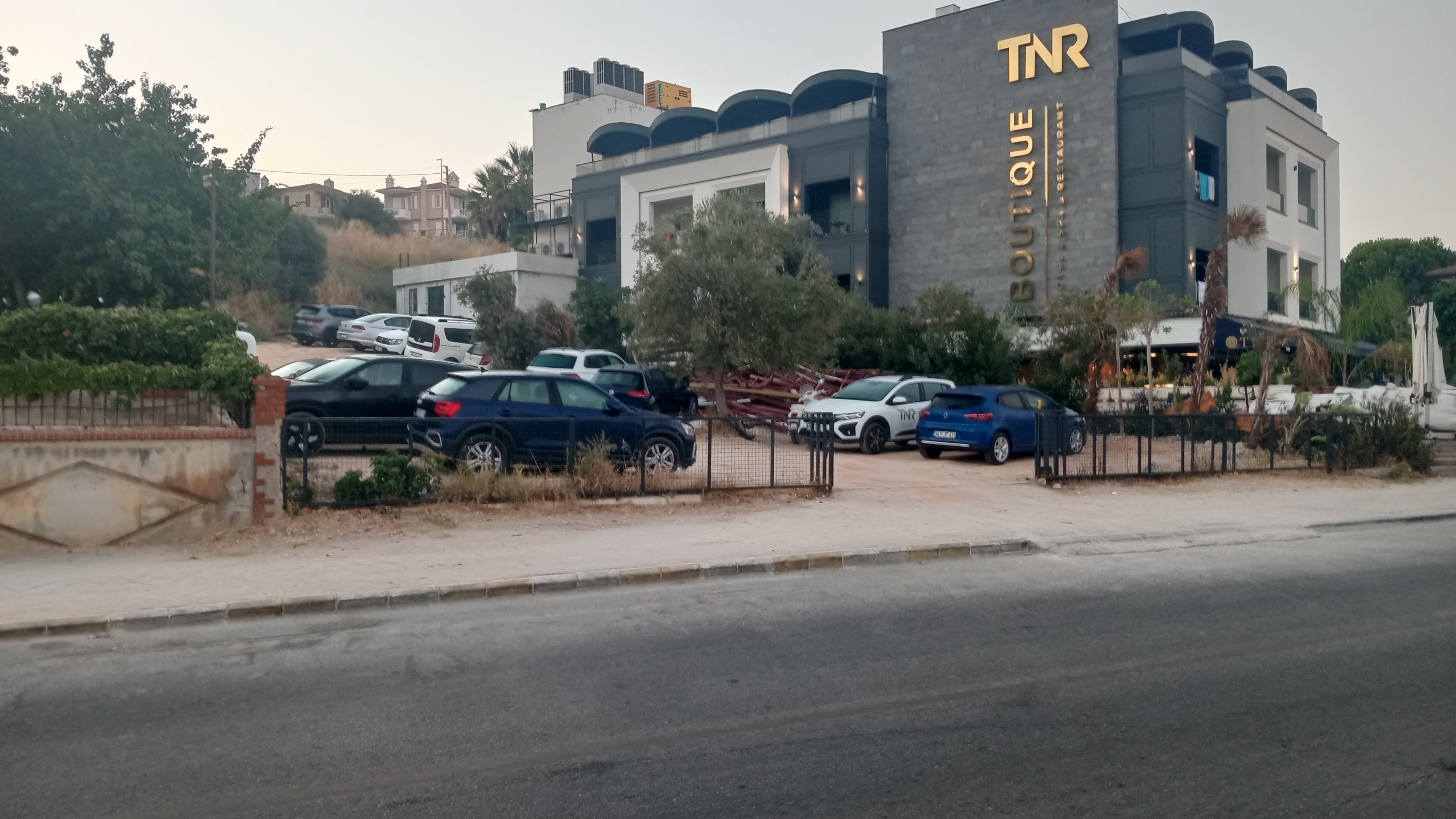 Kuşadası’nda İmar Perdesi Aralanıyor: Kamuya Ait 2319 Sokak Hangi Otele Peşkeş Çekildi, Bu Ranta Kimler Göz Yumuyor?