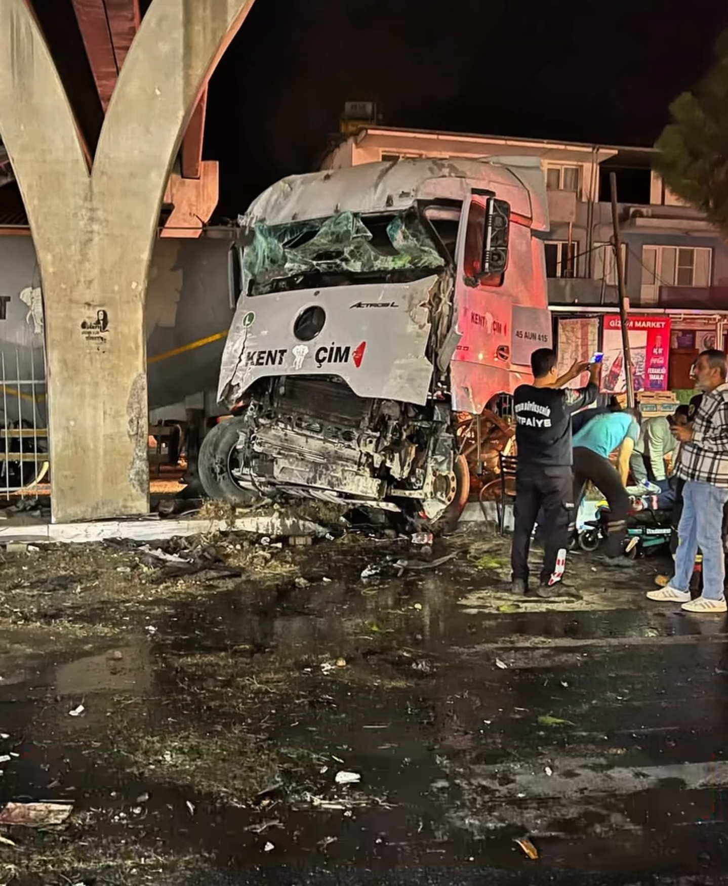 Söke’de Gece Yarısı Kabus: Tır Üst Geçide Çarptı, Mucize Eseri Kurtuldu!
