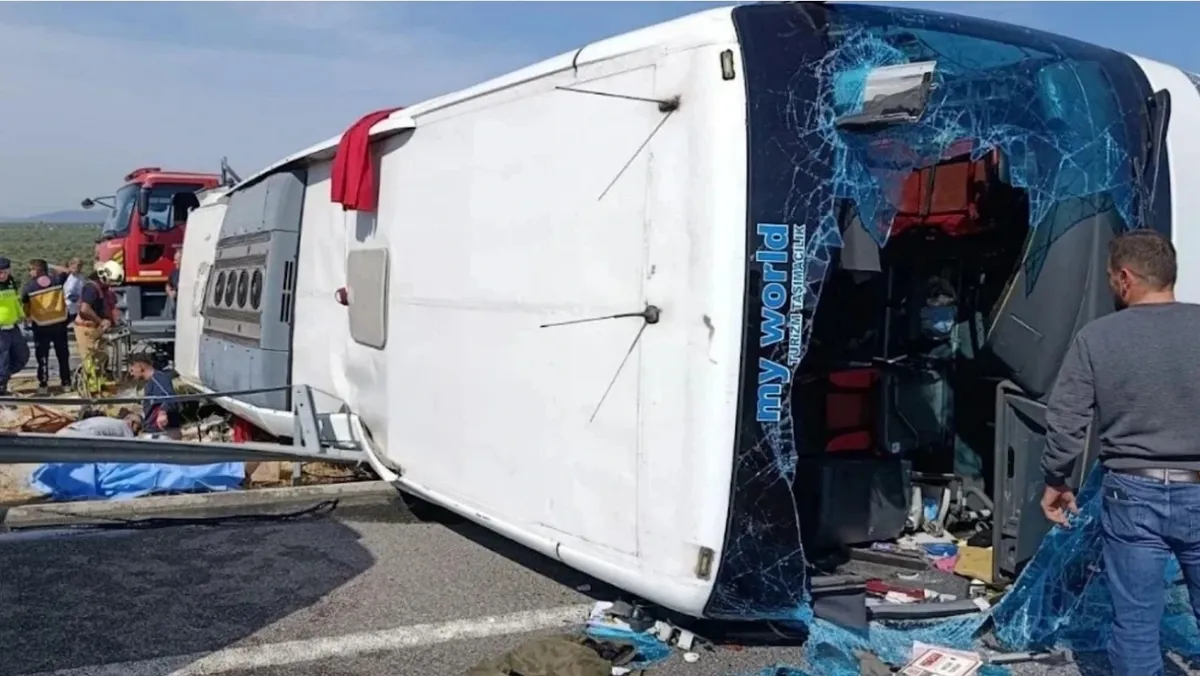 Yolcu Otobüsü İle TIR Çarpıştı, Çok Sayıda Ölü Ve Yaralı Var!