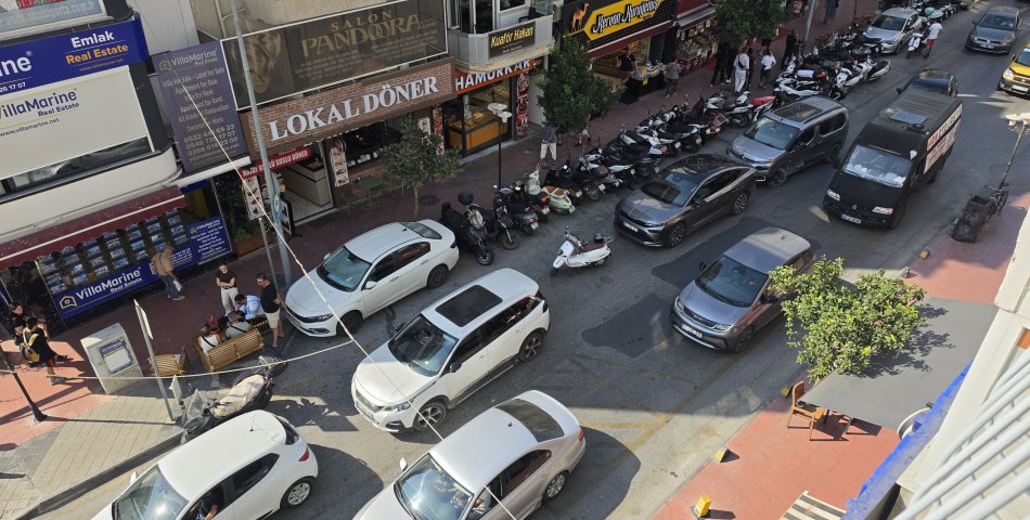 KUŞADASI’NDA TRAFİK ÇIKMAZI: TEK YÖN UYGULAMASI VE KURALLARSIZ PARKLANMA HAYATI TEHLİKEYE ATIYOR