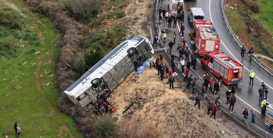 ANTALYA’DA YOLCU OTOBÜSÜ KAZASI: 8 ÖLÜ, 26 YARALI