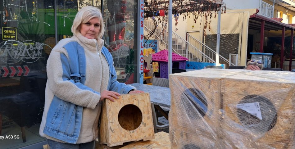 Kuşadası’nın Hayvansever Kahramanı: Mirella Şahin’in Sıcak Yüreğinden Sokak Hayvanlarına Sevgi Eli