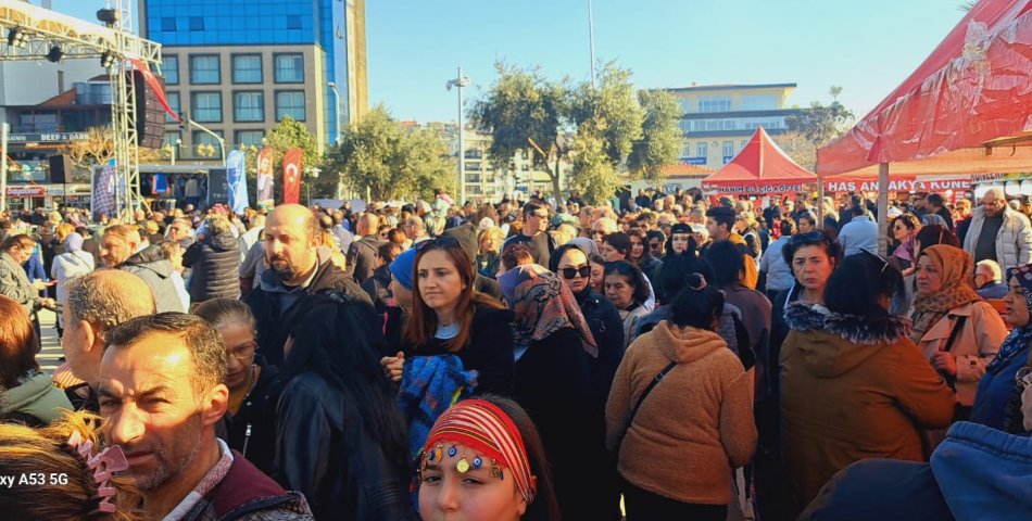 Kuşadası’nda Hamsi Festivali Coşkusu: 50 Bin Kişi Katıldı, 2.5 Ton Hamsi Tüketildi!