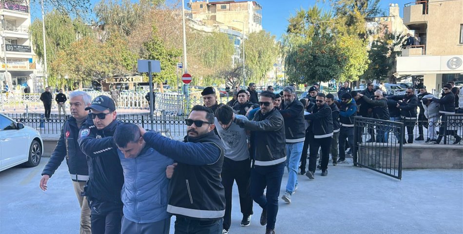 Kuşadası’nda Kanlı Hesaplaşma: 1 Ölü, 1 Ağır Yaralı! 14 Şüpheli Geniş Güvenlik Önlemleriyle Adliyeye Sevk Edildi