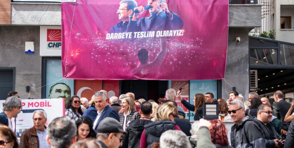 Kuşadası’nda Seçim Heyecanı: Sandık Başında Yoğun Katılım!