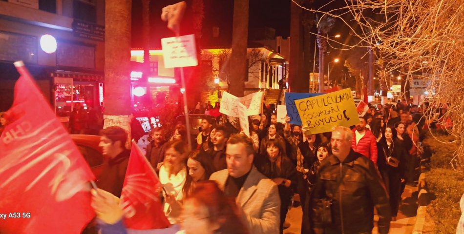 KUŞADASI’NDA İMAMOĞLU’NA DESTEK YÜRÜYÜŞÜ DÜZENLENDİ Demokrasi ve Adalet İçin Kuşadalılar Sokaklardaydı