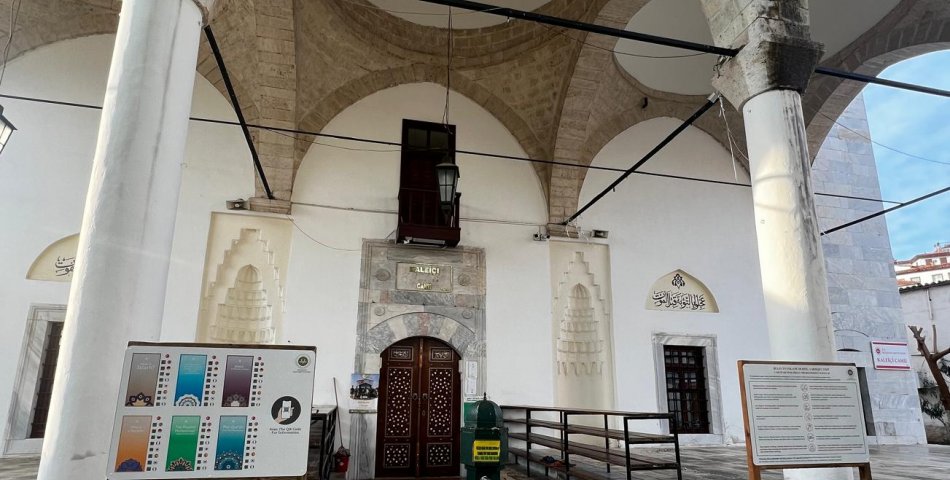 Kuşadası’nda Tarihi Camilere Çok Dilli Bilgilendirme Hamlesi!