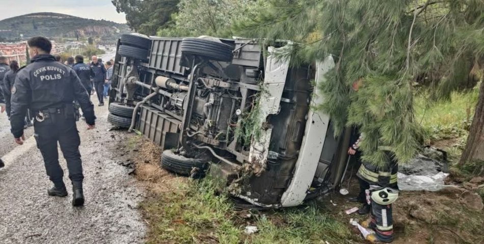 KUŞADASI’NDA SERVİS MİNİBÜSÜ DEVRİLDİ: 12 YARALI