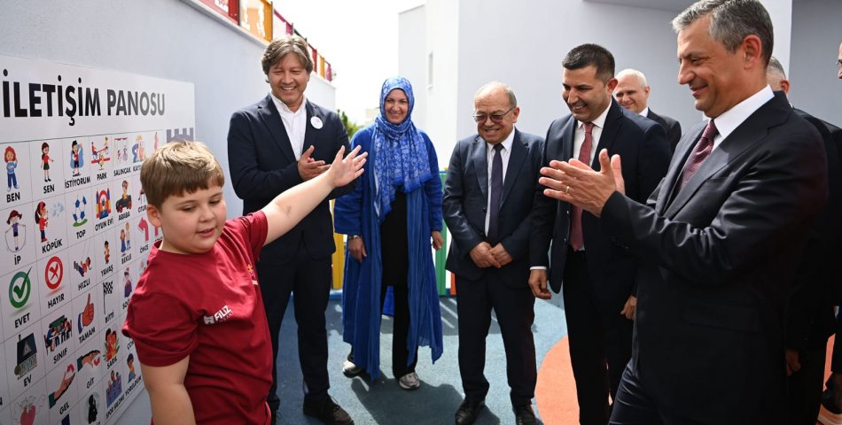 Özgür Özel Kuşadası’nda: Otizm Merkezi Açıldı, Halkla Buluşma Mesajı Verildi
