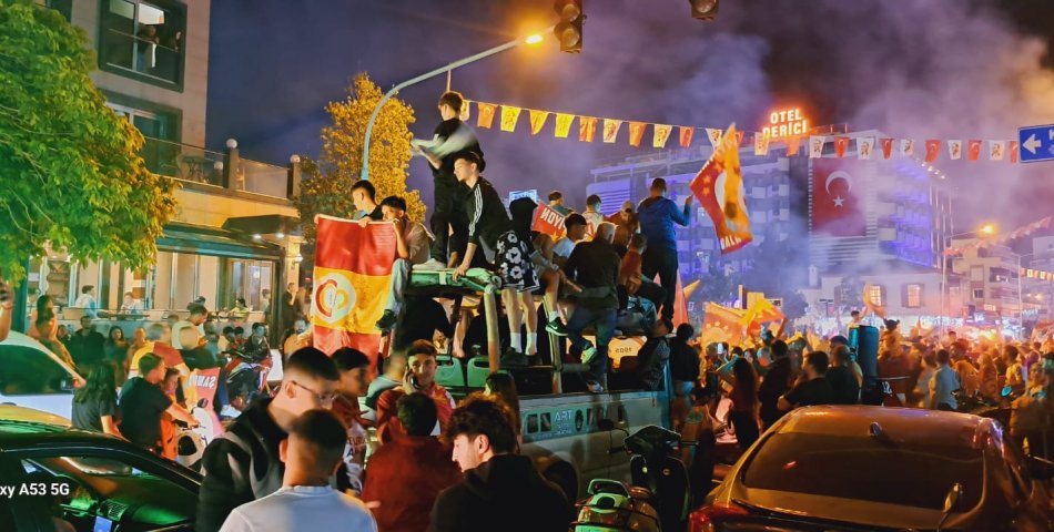 GALATASARAY’IN 25. ŞAMPİYONLUĞU KUŞADASI’NI SARI-KIRMIZIYA BOĞDU!
