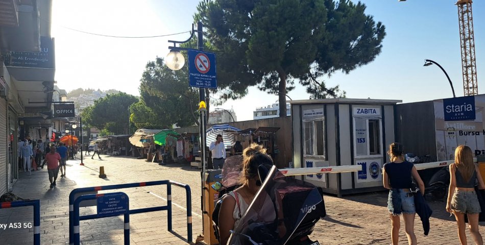 Kuşadası’nda Skandal Uygulama: “Araç Giremez” Levhasının Önünde Taksi Durağı!