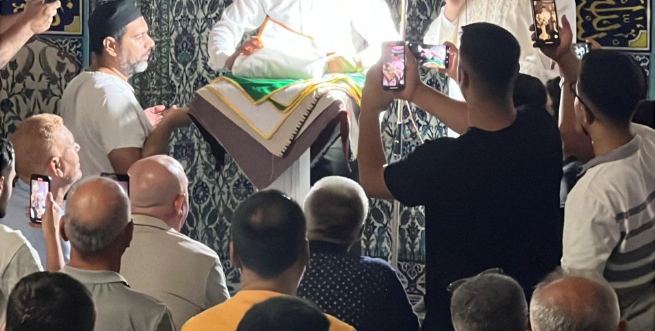 Kuşadası’nda Mevlid Kandili Coşkusu: Sakal-ı Şerif Ziyareti Yoğun İlgi Gördü