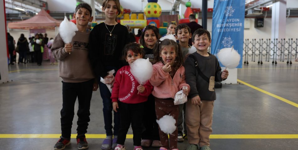 AYDIN BÜYÜKŞEHİR BELEDİYESİ’NDEN EFELER’DE YARIYIL KARNE ŞENLİĞİ