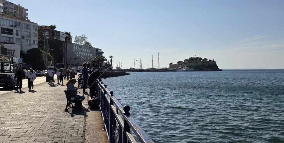 Sahil Bandı mı, Balıkçı Barınağı mı? Kuşadası Sahili ‘Oltaya’ Takıldı!