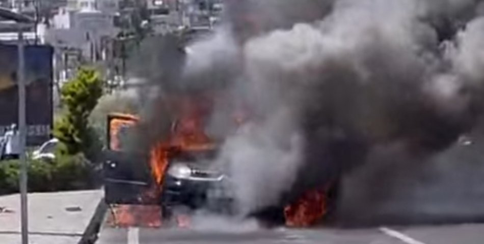 KUŞADASI’NDA SEYİR HALİNDEKİ ARAÇ KÜLE DÖNDÜ!