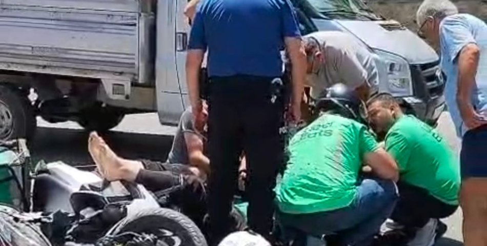 KUŞADASI’NDA KAVŞAKTA CAN PAZARI: MOTOKURYE YOLA SAVRULDU