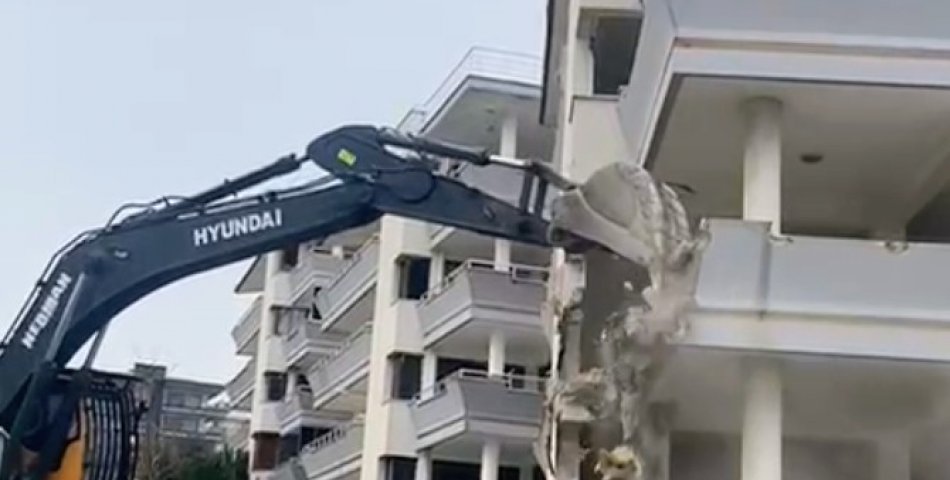 Pera Konakları’nda Yıkım Başladı: Megafonlu Uyarı, Çelişkili Tarihler ve “Can Güvenliği Sağlanmadı” İddiası