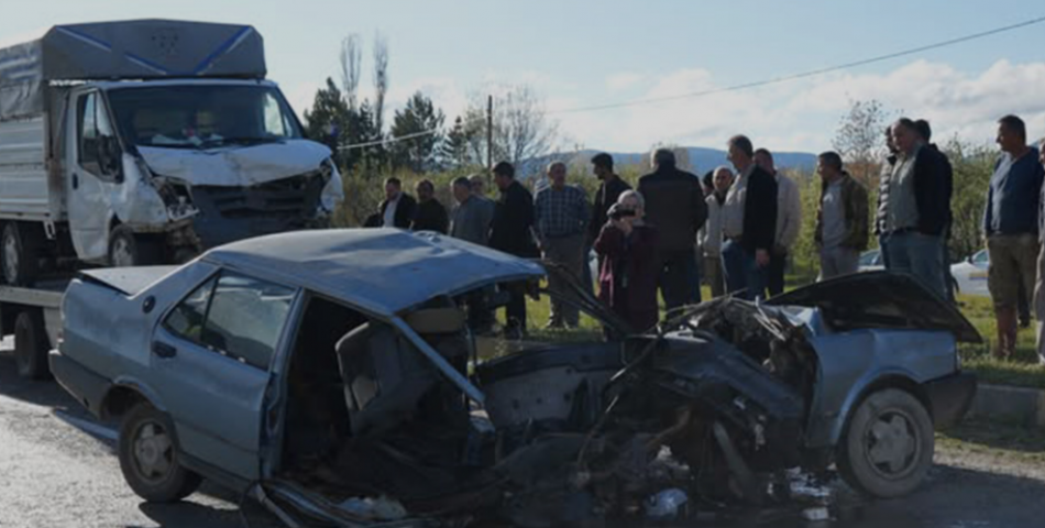 Taşköprü’de Feci Kaza: Kamyonetle Çarpışan Tofaş İkiye Bölündü, 1 Kişi Hayatını Kaybetti