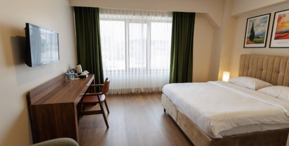 Gelibolu’da Şok Gelişme: İş İnsanı Otel Odasında Çocuklarla Yakalandı, Tutuklandı