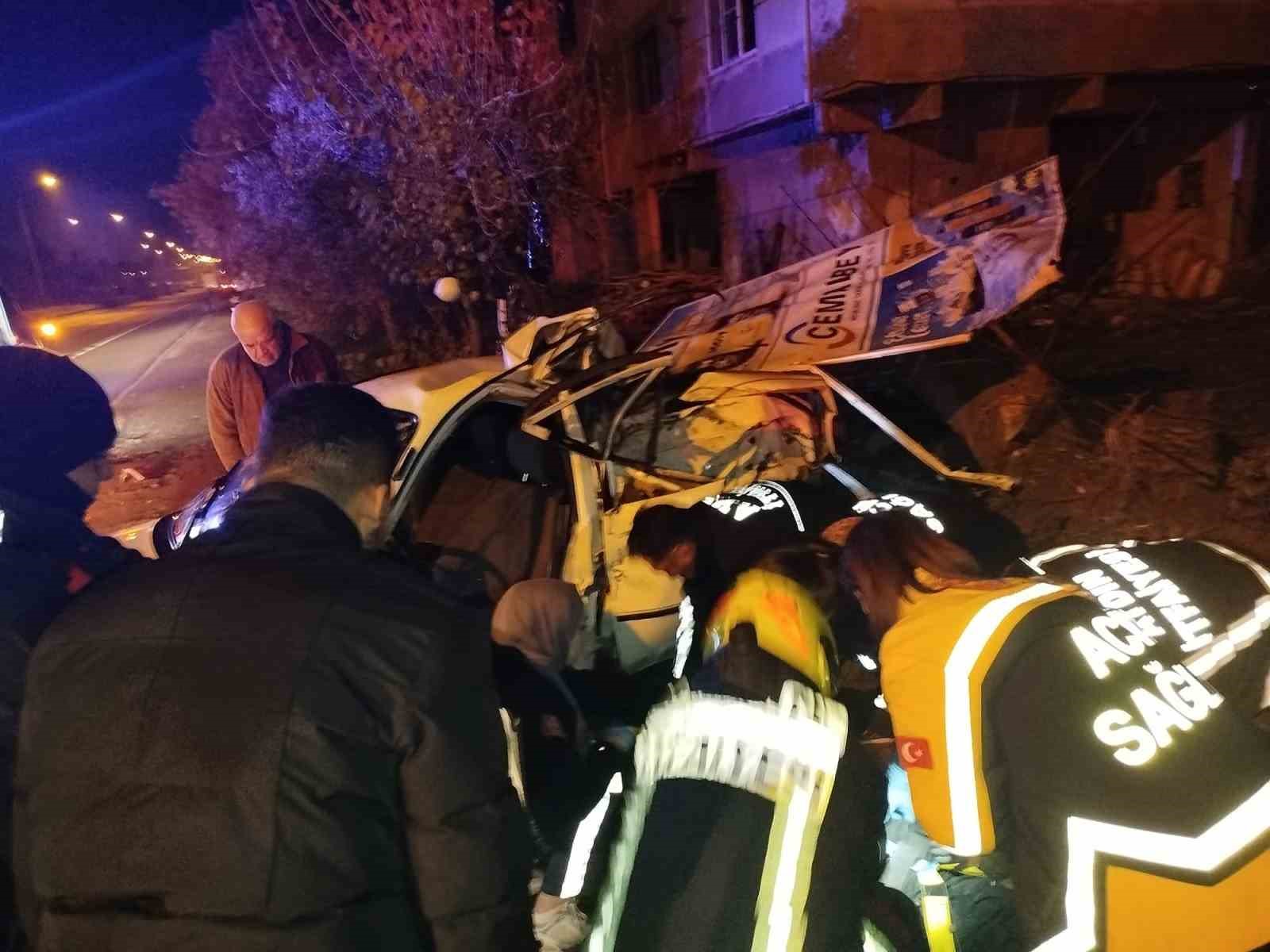 Araçta sıkışan sürücüyü itfaiye ekipleri kurtardı