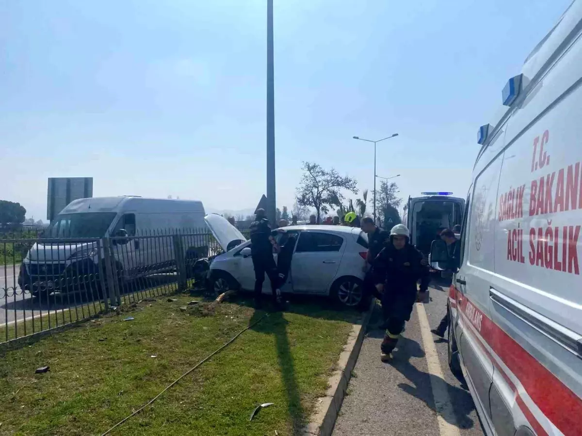 Kontrolden Çıkan Araç Aydın’da Aydınlatma Direğine Çarptı