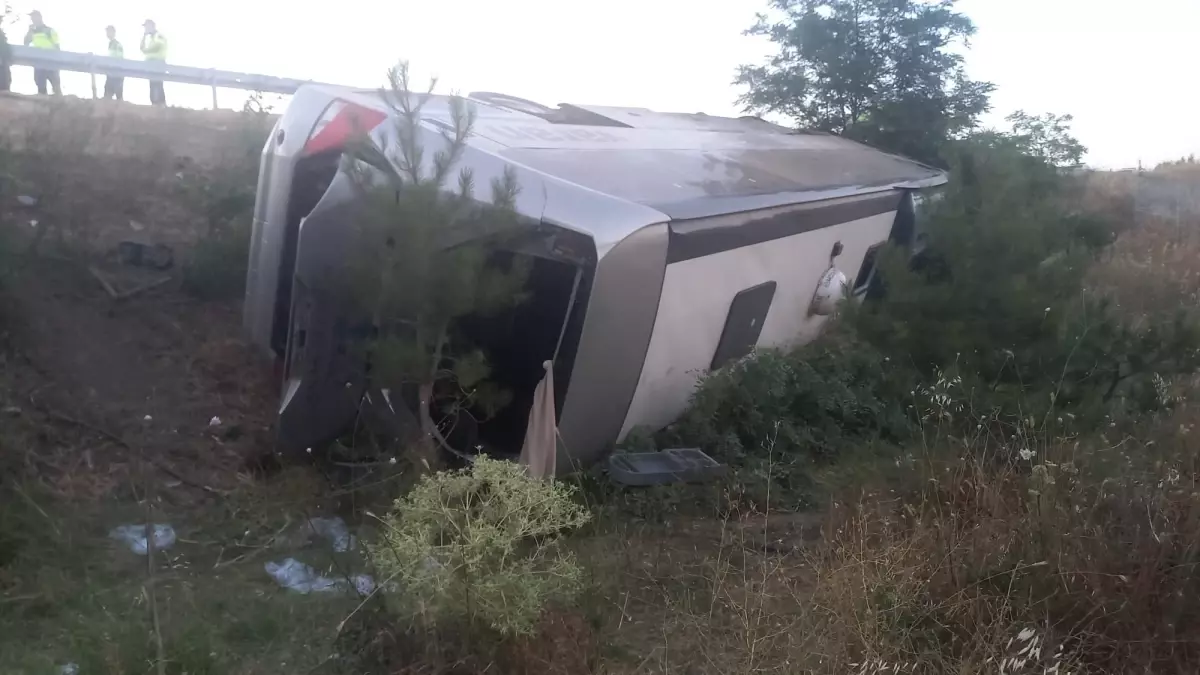 Balıkesir’de yolcu otobüsü şarampole devrildi: 27 yaralı