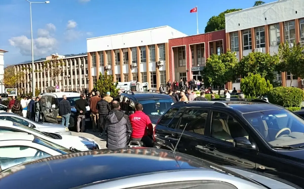 Boşanma Aşamasındaki Eşini Bıçakladı