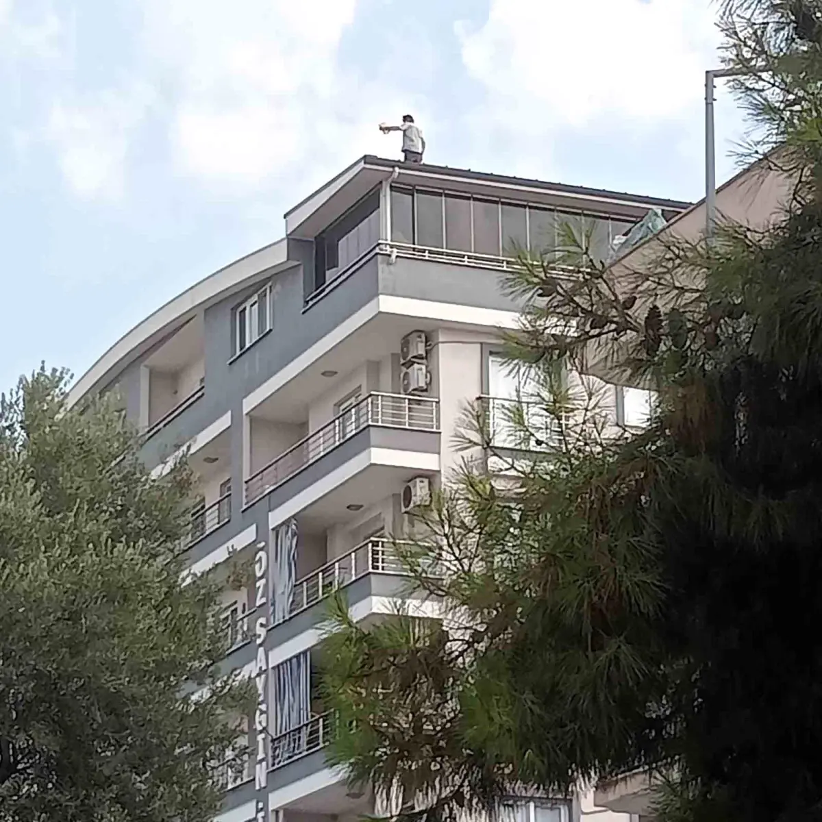 Didim’de Çatıya Çıkan Şahıs İkna Edilerek İndirildi