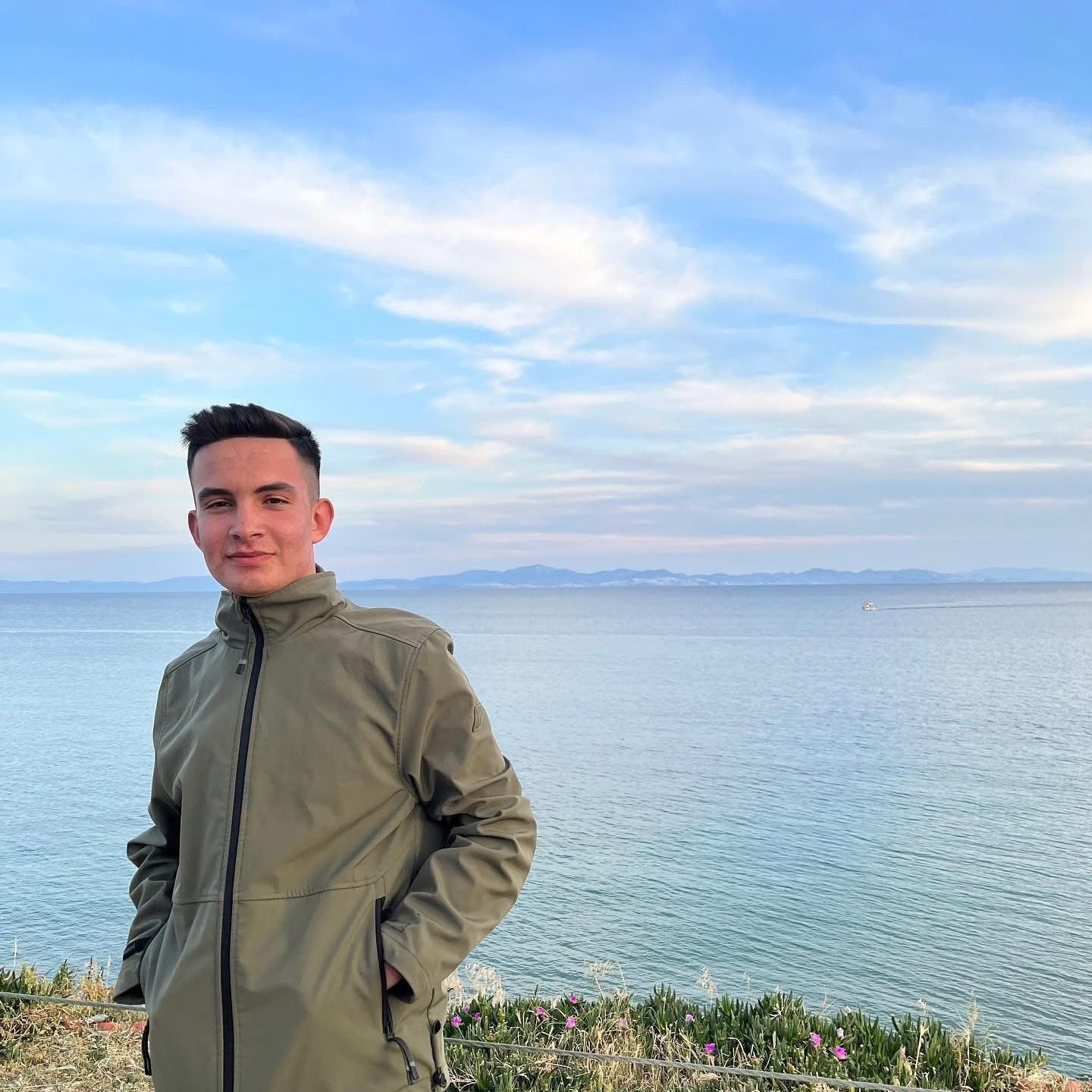 Düğün dönüşü bariyerlere çarpan genç sürücü hayatını kaybetti