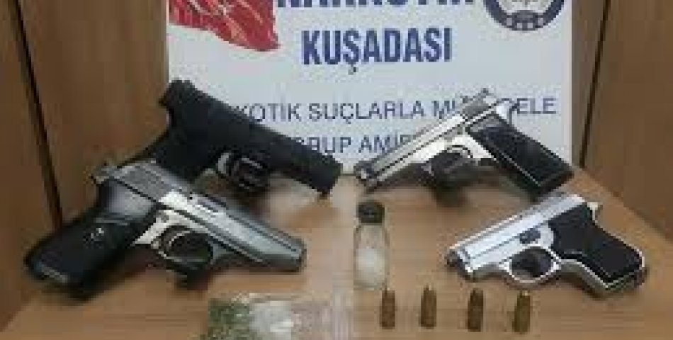 Kuşadası’nda Narkotik Operasyonu: Uyuşturucu ve Silah Ele Geçirildi!