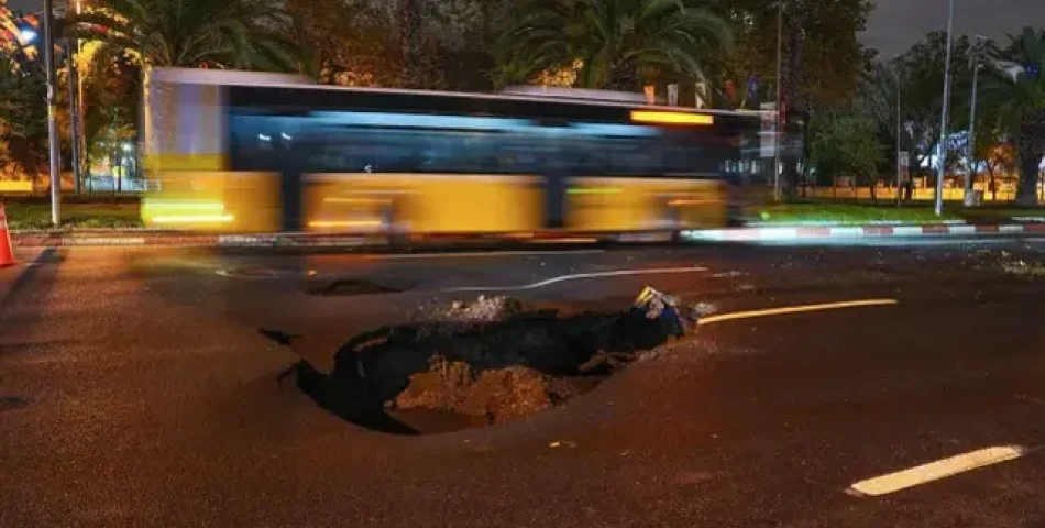Sağanak İstanbul’u Vurdu: Yol Çöktü, Trafik Felç Oldu