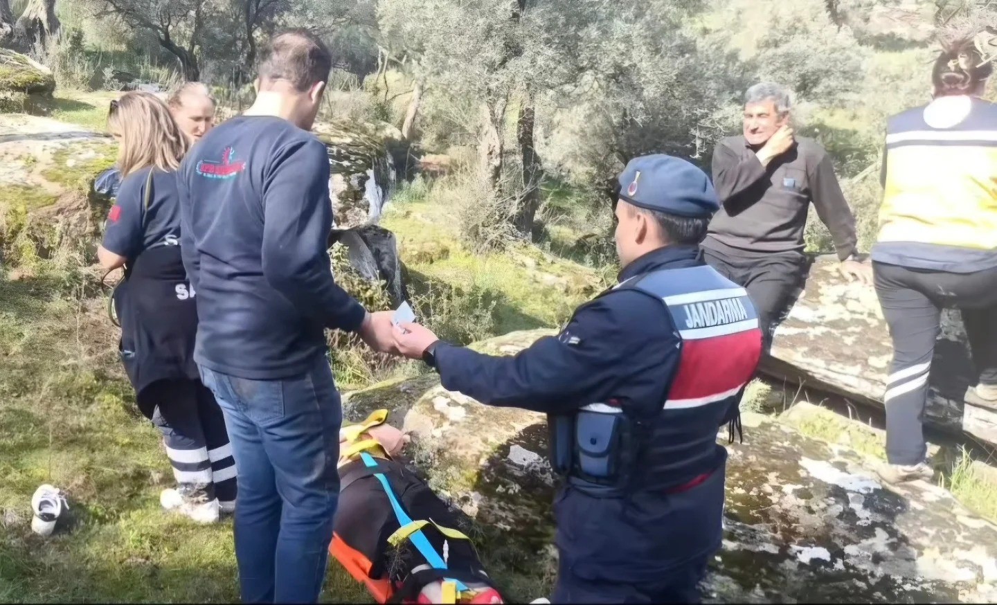 Kayalıktan düşen kadın ekiplerin çalışması ile kurtarıldı