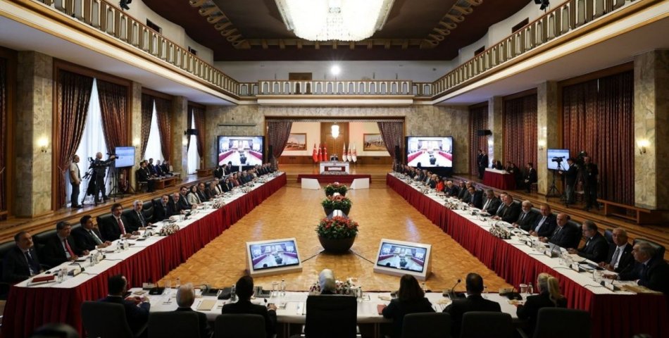 KOMİSYONUN İMRALI KARARI SİYASETİ HAREKETLENDİRDİ: PARTİLERDEN NET AÇIKLAMALAR
