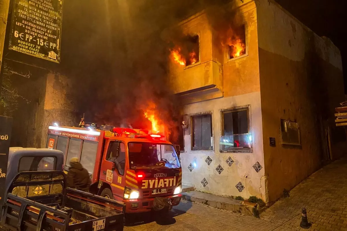 Kuşadası’nda metruk binada korkutan yangın