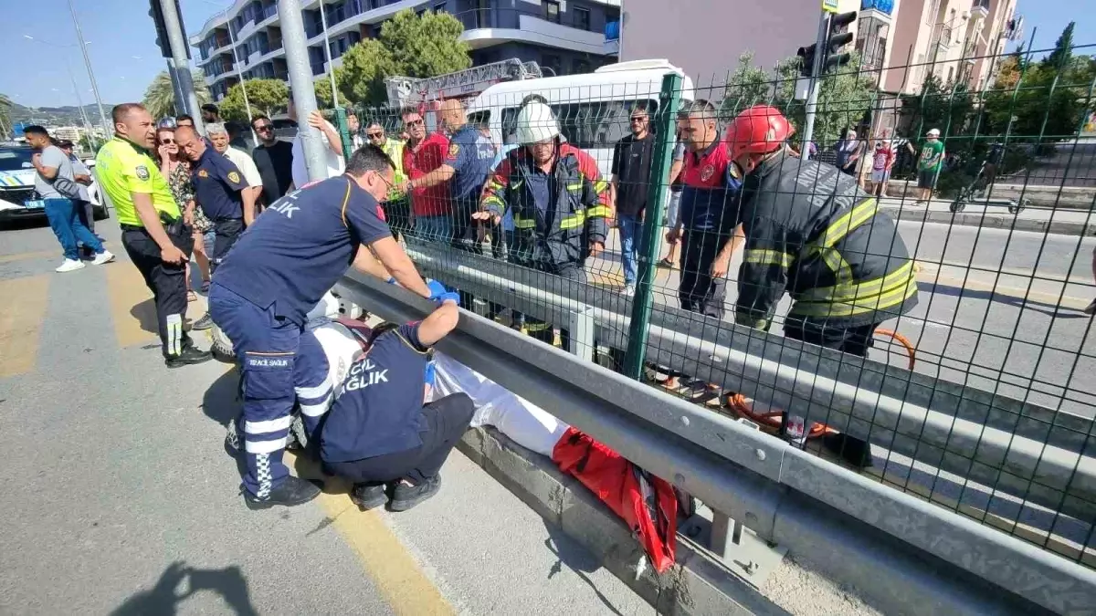 Kuşadası’nda Motociklet Servis Aracına Çarptı: 2 Yaralı