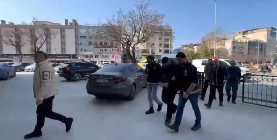 KUŞADASI’NDA KANLI GECE: POMPALI TÜFEKLİ KATİL ZANLISI GÖMDÜĞÜ SİLAHIYLA YAKALANDI!