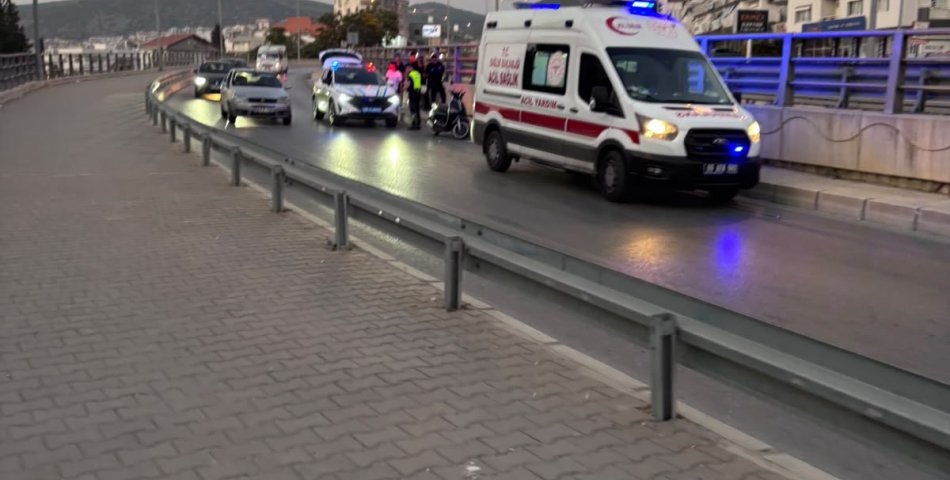 KUŞADASI’NDA OTOGAR MEVKİİNDE MOTOSİKLET KAZASI: 2 YARALI