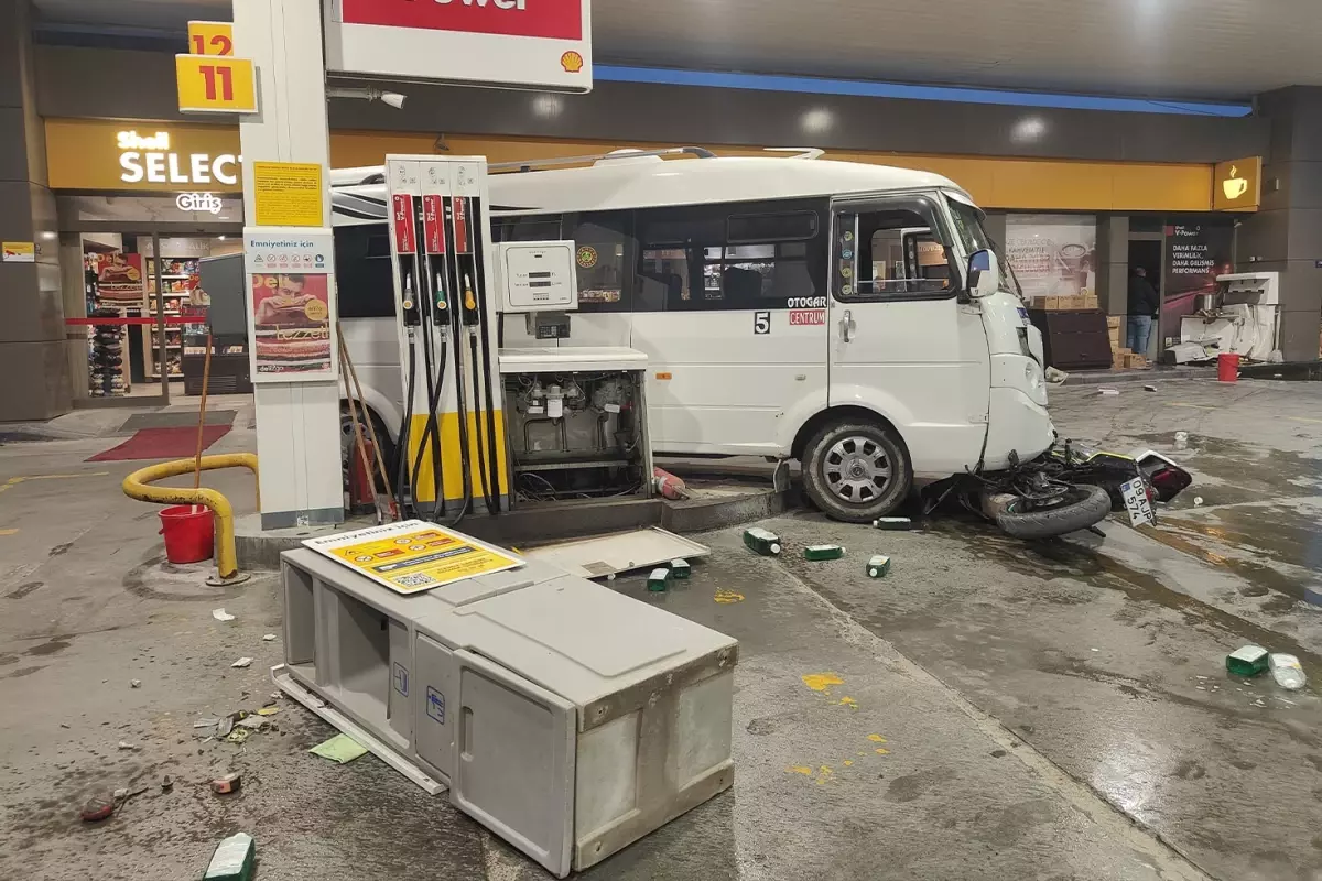 Kuşadası’nda Dehşet Anları! Alkollü Sürücü Minibüsle Akaryakıt İstasyonuna Daldı