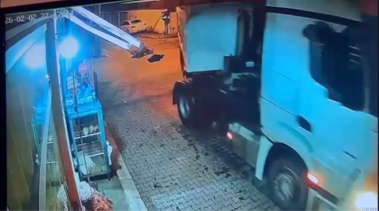 TIR’ın Altına Giren Motosiklet Sürücüsü Hayatını Kaybetti