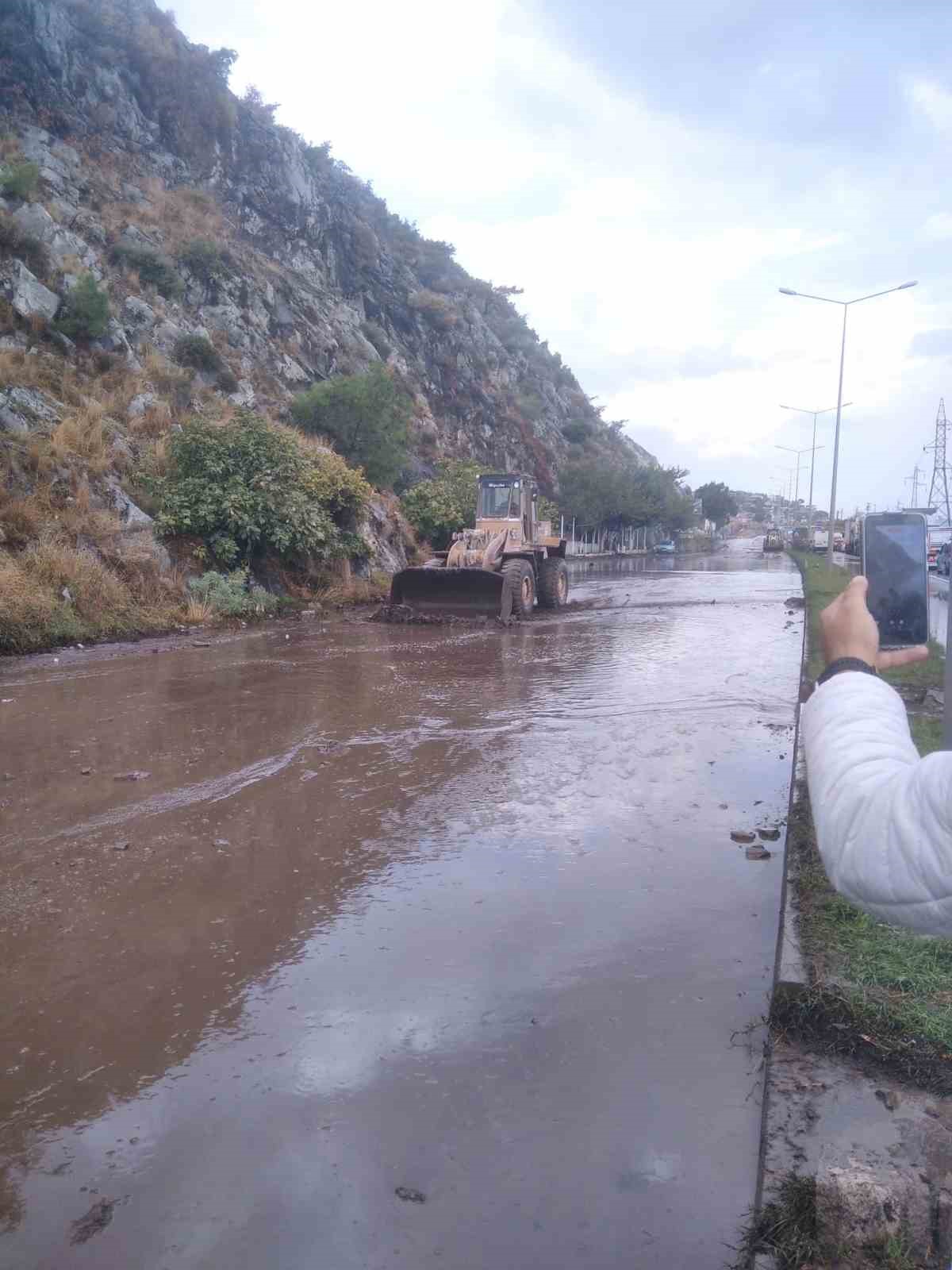 Söke’de toprak kayması: “Karayolu trafiğe kapandı”